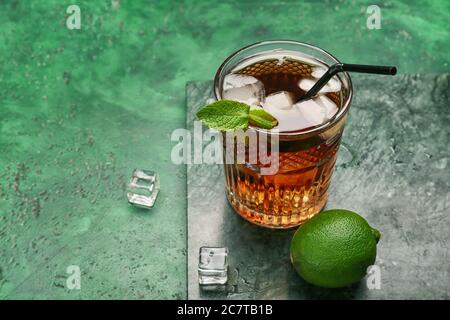 Ein Glas leckeren Cuba Libre Cocktail auf dem Tisch Stockfoto