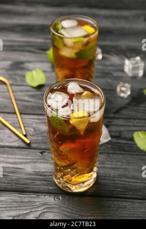 Gläser leckeren Cuba Libre Cocktail auf dem Tisch Stockfoto