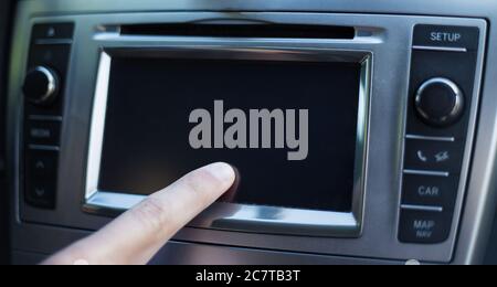 Männliche Hand berühren Bildschirm in modernen Auto Stockfoto