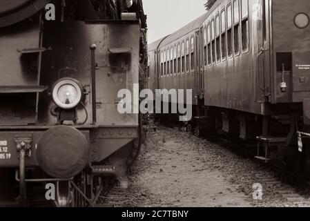 Vorderseite einer alten Dampflokomotive, Details einer Dampflokomotive, Scheinwerfer, Puffer, Stoßstange, Puffer Stockfoto