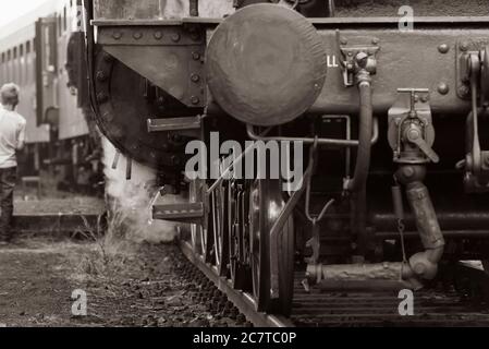 Vorderseite einer alten Dampflokomotive, Details einer Dampflokomotive, Scheinwerfer, Puffer, Stoßstange, Puffer Stockfoto