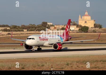 Air Malta Airbus A320neo mit 'Wir sind zurück!' Legende, die von Malta abheben und damit die Erholung des kommerziellen Flugs nach COVID-19 symbolisiert. Stockfoto