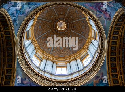 In einer Kirche unter einem Dom Stockfoto