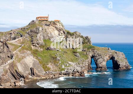 San Juan de Gaztelugatxe, Baskenland, Spanien. Es ist eine Insel an der Küste von Biskaya, die mit dem Festland durch eine künstlich geschaechte Brücke verbunden ist. Auf dem Stockfoto