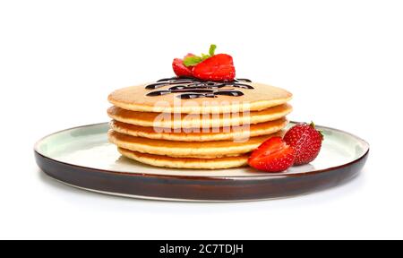 Süße Pfannkuchen mit Beeren auf weißem Hintergrund Stockfoto