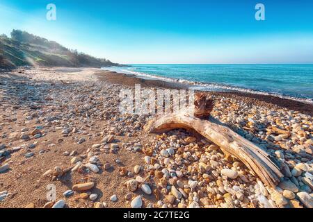 Fantastische Aussicht azurblaues Meer, das durch Sonnenlicht leuchtet. Dramatische Morgenszene. Lage Makauda, Sciacca. Sizilien, Süditalien, Europa Stockfoto