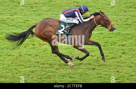 Happy Romance von Sean Levey gewinnt die Weatherby's Super Sprint Stakes auf der Rennbahn Newbury. Stockfoto