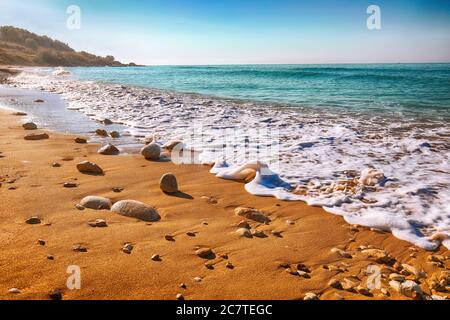 Fantastische Aussicht azurblaues Meer, das durch Sonnenlicht leuchtet. Dramatische Morgenszene. Lage Makauda, Sciacca. Sizilien, Süditalien, Europa Stockfoto