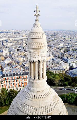 Vertikale Nahaufnahme einer Kuppel der Basilique Sacre-Coeur in Paris, Frankreich Stockfoto