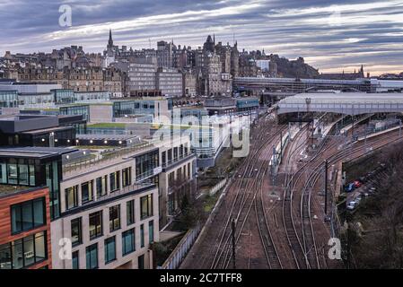 Blick auf Waverley Bahnhof, Hauptbahnhof in Edinburgh, der Hauptstadt von Schottland, Teil von Großbritannien Stockfoto