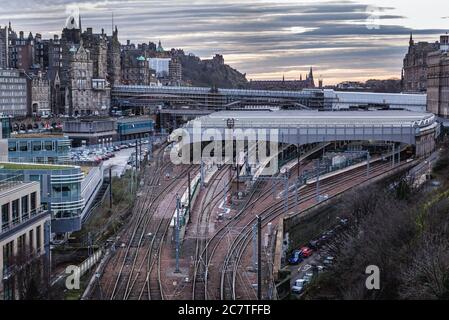 Waverley Bahnhof, Hauptbahnhof in Edinburgh, der Hauptstadt von Schottland, Teil von Großbritannien Stockfoto