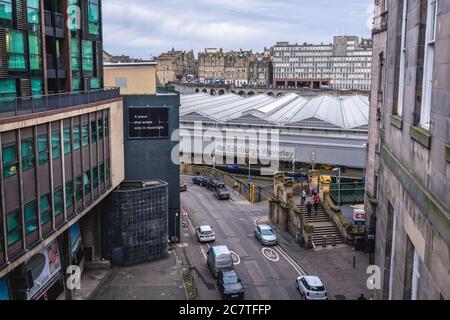 Calton Road, Blick auf den Waverley Bahnhof in Edinburgh, der Hauptstadt von Schottland, Teil von Großbritannien Stockfoto