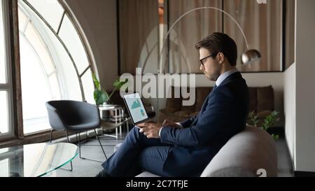 Serious Geschäftsmann arbeiten auf Laptop Analyse Finanzen Stockfoto