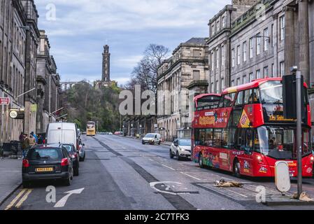 CitySightseeing Hop-on-Hop-off-Bus auf der Waterloo Place Street Edinburgh, Hauptstadt von Schottland, Teil von Großbritannien, Nelson Monument im Hintergrund Stockfoto