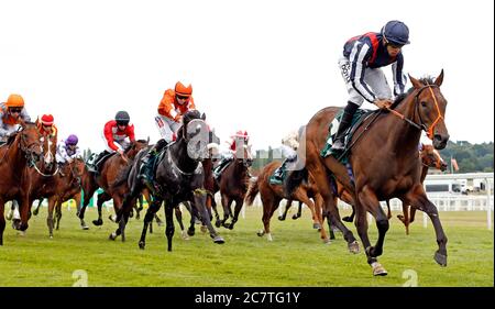 Happy Romance von Sean Levey gewinnt den Weatherbys Super Sprint auf der Rennbahn Newbury. Stockfoto