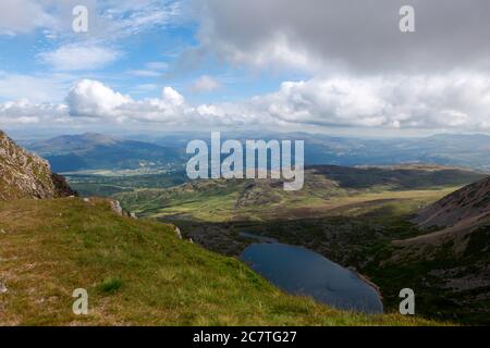 Sommer Blick auf Llyn y Gadair, und die Hügel und die Landschaft rund um Dolgellau vom Pony Path aufsteigend Cadair Idris Stockfoto