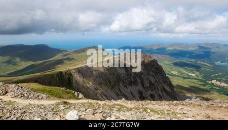 Sommer Blick auf Cyfrwy, Craig Las und die Hügel und Landschaft in Richtung Barmouth vom Pony Path aufsteigend Cadair Idris Stockfoto