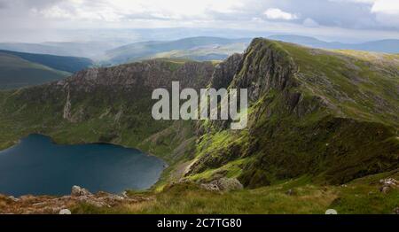 Sommer Blick auf Llyn CAU und die dramatischen Klippen unter dem Minffordd Pfad aufsteigend Cadair Idris Stockfoto