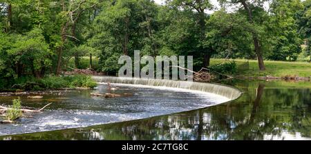 Die Horseshoe Falls Weir in Llantysilio wurde 1808 von Thomas Telford am Fluss Dee bei Llangollen Powys Wales erbaut Stockfoto