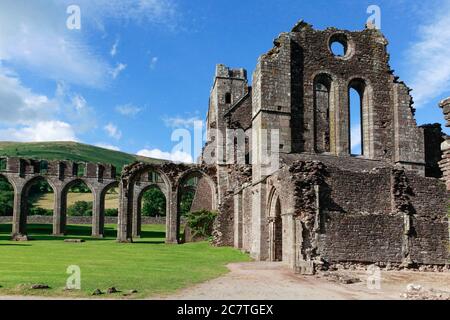 Sonnige Sommeransicht der Ruinen von Llanthony Priory im abgelegenen Vale of Ewyas in den Black Mountains, South Wales Stockfoto