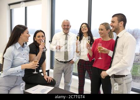 Gruppe von Kollegen feiern Geschäftserfolg mit Champagner in der Büro Stockfoto