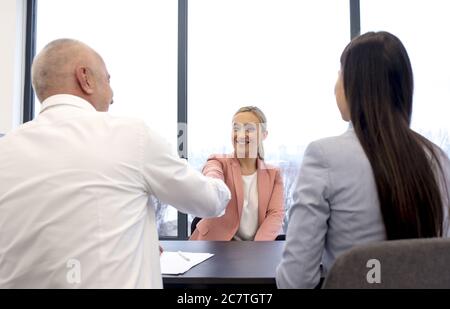 Weibliche Bewerberin schüttelt Hand mit der Personalmanagerin Nach einem erfolgreichen Vorstellungsgespräch Stockfoto