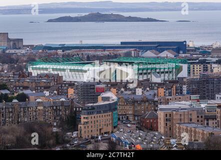 Blick auf die Easter Road vom Holyrood Park in Edinburgh, der Hauptstadt Schottlands, Teil von Großbritannien, Inchkeith island im Hintergrund Stockfoto