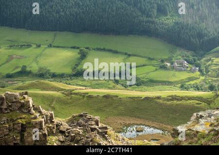 Alport Dale ist ein entferntes Tal im Peak District National Park mit manten Wasserfällen und den berühmten Alport Castles, einem großen Erdrutsch Stockfoto