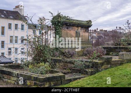 Altes Grab auf einem New Calton Grabplatz am südöstlichen Hang des Calton Hill in Edinburgh, der Hauptstadt von Schottland, Teil von Großbritannien Stockfoto