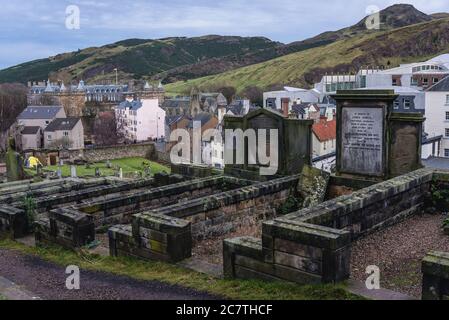 Alte Gräber auf New Calton Grabstätte am südöstlichen Hang des Calton Hill in Edinburgh, der Hauptstadt von Schottland, Teil von Großbritannien Stockfoto