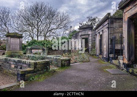 Alte Gräber auf New Calton Grabstätte am südöstlichen Hang des Calton Hill in Edinburgh, der Hauptstadt von Schottland, Teil von Großbritannien Stockfoto