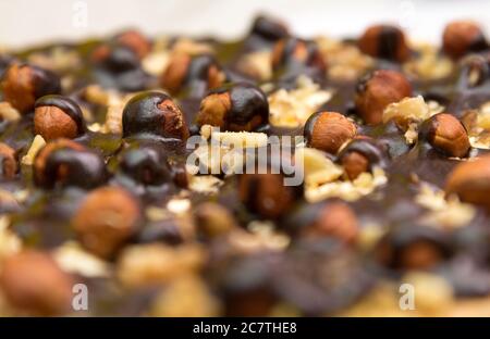 Kuchen mit Haselnüssen, Sahne und Schokolade - Textur, Hintergrund Stockfoto