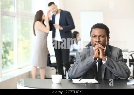 Einsamer afroamerikanischer Geschäftsmann im Büro. Stoppen Sie Rassismus Stockfoto