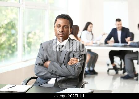 Einsamer afroamerikanischer Geschäftsmann im Büro. Stoppen Sie Rassismus Stockfoto