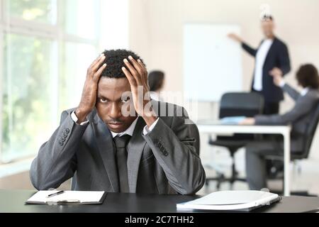 Einsamer afroamerikanischer Geschäftsmann im Büro. Stoppen Sie Rassismus Stockfoto