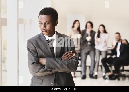 Einsamer afroamerikanischer Geschäftsmann im Büro. Stoppen Sie Rassismus Stockfoto