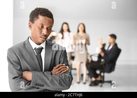 Einsamer afroamerikanischer Geschäftsmann im Büro. Stoppen Sie Rassismus Stockfoto