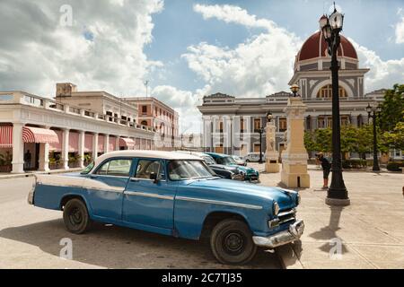 Cienfuegos, Kuba - 1. Februar 2015: Farbenfrohes amerikanisches Oldtimer, das in der Nähe des Palacio de Gobierno geparkt ist Stockfoto