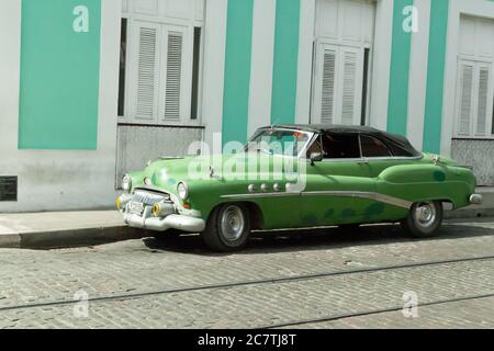 Cienfuegos, Kuba - 1. Februar 2015: Farbenfrohes amerikanisches Oldtimer Stockfoto