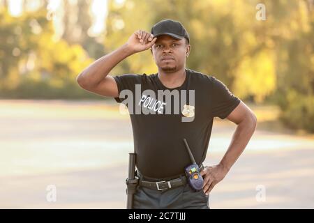 Afroamerikanischer Polizist auf der Straße Stockfoto