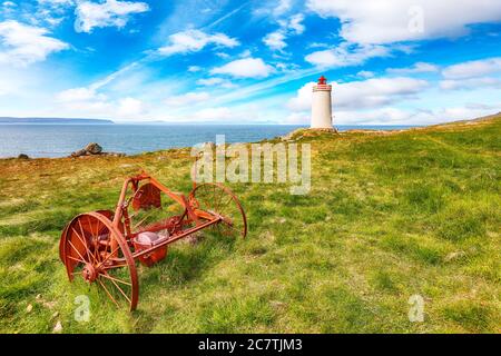 Atemberaubende Aussicht auf Skarsviti Leuchtturm in Vatnsnes Halbinsel an einem klaren Tag in Nordisland. Lage: Hvammstangi, Vatnsnes Halbinsel, Island, Europ Stockfoto