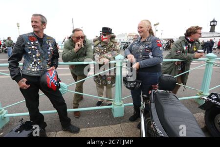 Brighton, Großbritannien. 19. Juli 2020 Mods und Rockers aus dem ganzen Land versammeln sich am Eingang des Palace Pier und protestieren für die Wiedereröffnung des Madeira Drive. Madeira Drive wird seit mehr als einem Jahrhundert für Autofahren genutzt, wurde aber vor kurzem vom Brighton Council während der Coronavirus-Pandemie geschlossen. Kredit: James Boardman / Alamy Live Nachrichten Stockfoto