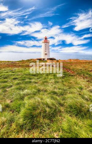 Atemberaubende Aussicht auf Skarsviti Leuchtturm in Vatnsnes Halbinsel an einem klaren Tag in Nordisland. Lage: Hvammstangi, Vatnsnes Halbinsel, Island, Europ Stockfoto