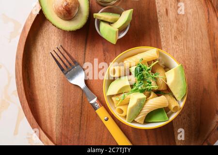 Schüssel mit leckeren Nudelsalat auf dem Tisch Stockfoto