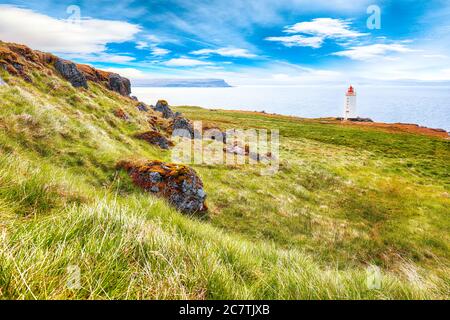 Atemberaubende Aussicht auf Skarsviti Leuchtturm in Vatnsnes Halbinsel an einem klaren Tag in Nordisland. Lage: Hvammstangi, Vatnsnes Halbinsel, Island, Europ Stockfoto