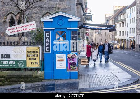 Café in alten Polizeikasten auf der High Street, Teil der Royal Mile in Edinburgh, Hauptstadt von Schottland, Teil von Großbritannien Stockfoto