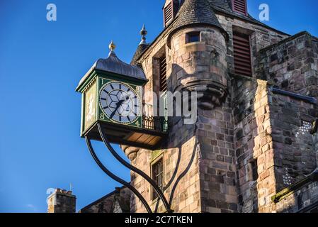 Uhr auf dem historischen Canongate Tollbooth Gebäude in der Canongate Street in Edinburgh, der Hauptstadt von Schottland, Teil von Großbritannien Stockfoto