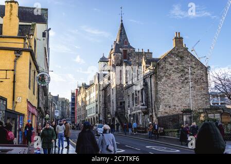 Canongate Street, Teil der Royal Mile in Edinburgh, der Hauptstadt von Schottland, Teil von Großbritannien, Blick mit Uhr auf Canongate Tollbooth Gebäude Stockfoto