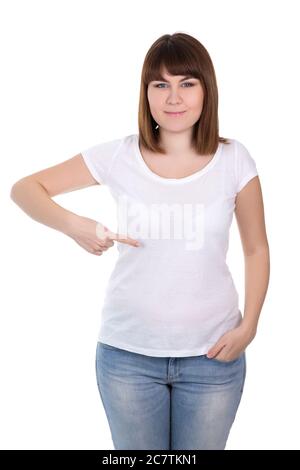 Glücklich plus size Frau zeigt auf weißen T-Shirt isoliert auf weißem Hintergrund Stockfoto