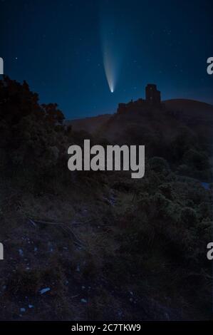 Digitales Composite-Bild von Neowise Comet über schönen verträumten Märchenschlossruinen Stockfoto